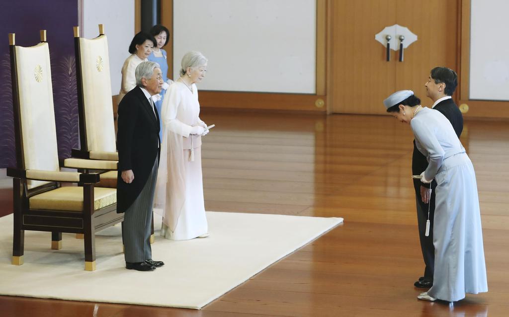 在位３０年の祝賀を受けられる天皇皇后両陛下